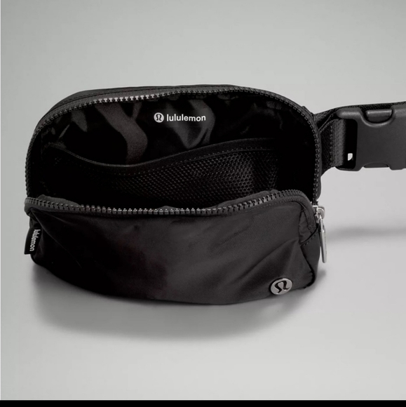 🆕️ LULULEMON EVERYWHERE BELT BAG BLACK WORDMARK 🖤🤍 - Picture 4 of 8